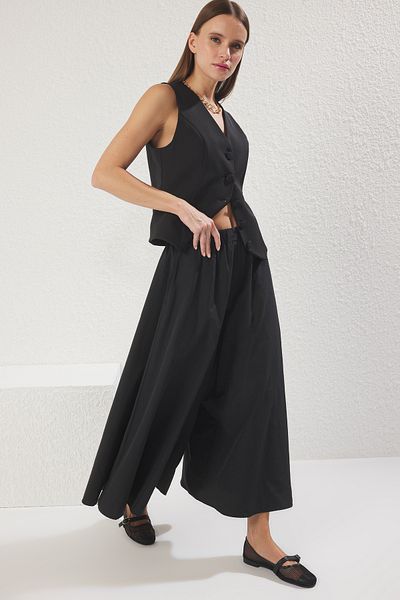 Trendyol Collection Schwarze, matt strukturierte Hose mit extra weitem Bein und weitem Bein TWOSS25PL00101
