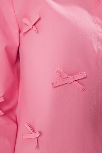 Trendyol Collection Světle růžová košile s mašlí TWOSS25GO00144