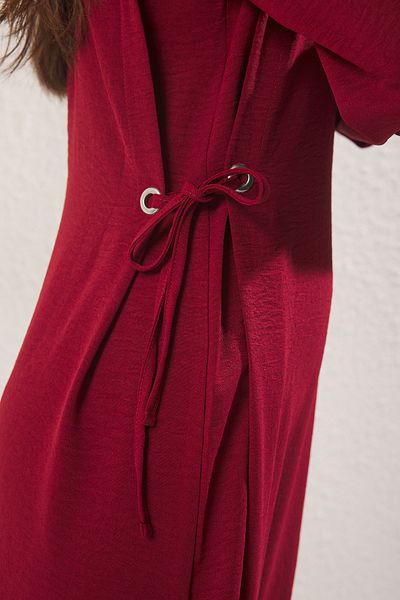 Trendyol Modest Burgunderrotes, seitlich geschnürtes, elastisches Aerobin-Webkleid mit Ärmelendetail TCTSS22EB00104