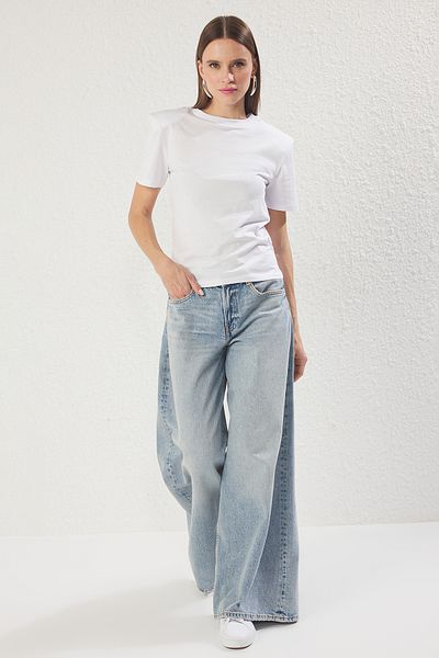 Trendyol Collection Λευκό μπλουζάκι με κανονικό/κανονικό πλεκτό μπλουζάκι TWOSS25TS00185