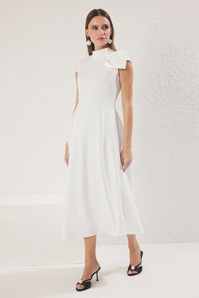Trendyol Collection Weißes, plissiertes, gewebtes, stilvolles Abendkleid in A-Linie für den Abschlussball TPRAW25EL00151