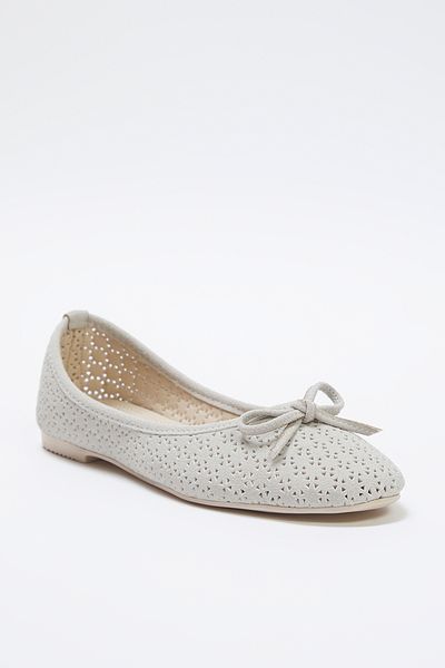TRENDYOL SHOES Матові білосніжні туфлі з бантиком з детальною перфорацією, надзвичайно зручні мигдалеподібні жіночі туфлі Babet TAKSS25BE00033