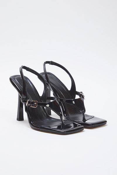 TRENDYOL SHOES Schwarze Damen-Sandalen mit schmalem Absatz und quadratischer Zehenpartie aus Lackleder mit Schnalle TAKSS25TO00072