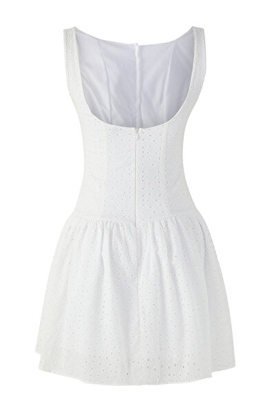 Trendyol Collection Limitierte Auflage: Weißes, gewebtes Minikleid mit Knopfleiste und Taille, TWOSS25EL00521