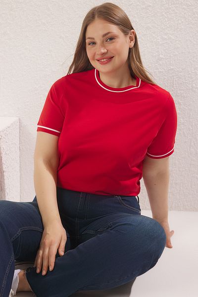 Trendyol Curve Czerwona koszulka z okrągłym dekoltem i lamówką w rozmiarze plus size TBBSS25BF00050