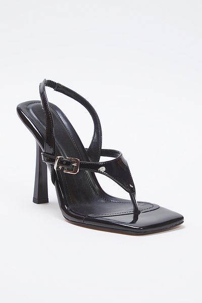 TRENDYOL SHOES Schwarze Damen-Sandalen mit schmalem Absatz und quadratischer Zehenpartie aus Lackleder mit Schnalle TAKSS25TO00072