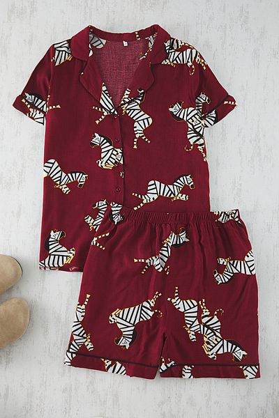 Trendyol Curve Burgunderrotes, gewebtes Pyjama-Set mit Hemdkragen und Zebramuster TBBSS25AI00047