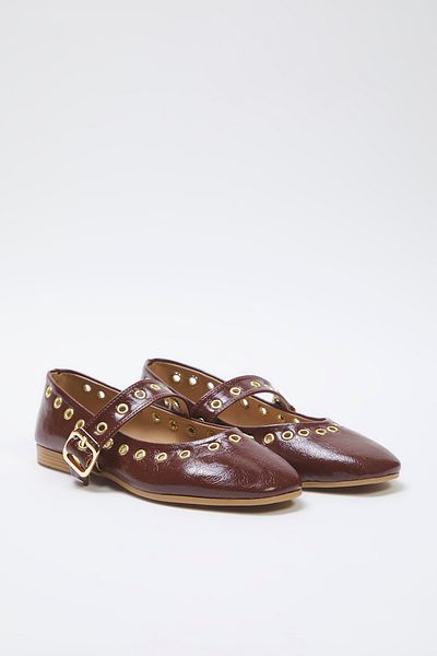 TRENDYOL SHOES Braune Ballerinas mit detaillierter Schnalle und mandelförmiger Zehenpartie für Damen TAKSS25BE00014