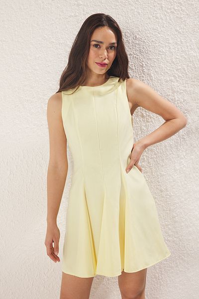 Trendyol Collection Gelber Rock – Kleid mit Rundhalsausschnitt und Mini-Polyviscon-Gewebe mit Taillenöffnung