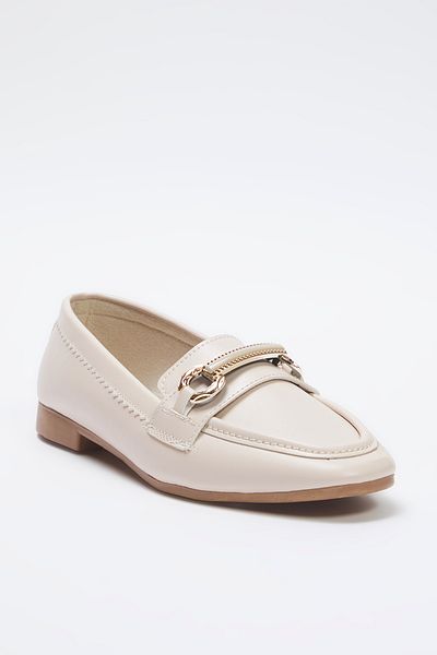 TRENDYOL SHOES Beige Metall-Accessoire-detailliertes Lackleder, besonders bequeme Damen-Loafer-Schuhe TAKSS25LA00015
