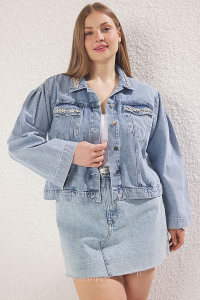 Trendyol Curve Blaue Jeansjacke in Übergröße mit Steinen TBBSS25AG00001