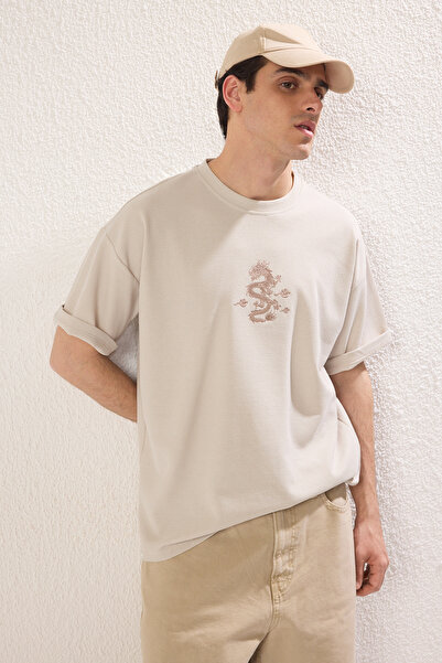 Trendyol Collection Πέτρινο Oversize/Φαρδύ κομμένο T-Shirt με υφή βάφλας με κέντημα μακριά από την Ανατολή 100% βαμβάκι TMNSS25TS00060