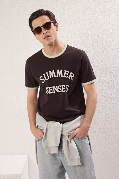 Συλλογή Trendyol Κανονική εφαρμογή - Καφέ εμπριμέ βαμβακερό μπλουζάκι με λεπτ...