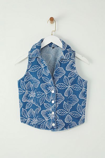 Trendyol Collection Jeansweste mit Hemdkragen und blauem Blumendruck – TWOSS25YE00075