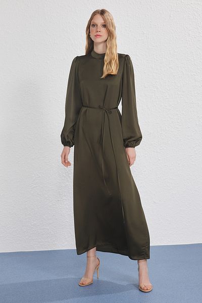 Trendyol Modest Khakifarbenes Abendkleid aus Satin mit Spitze TCTSS25EB00136