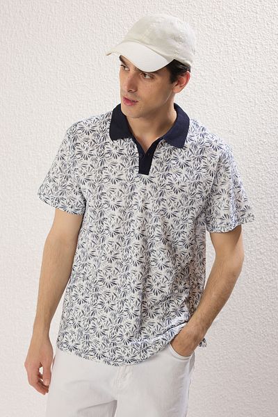Kolekcia Trendyol Námornícke modré vzorované polo tričko s výstrihom - Regular Cut TMNSS25PO00032