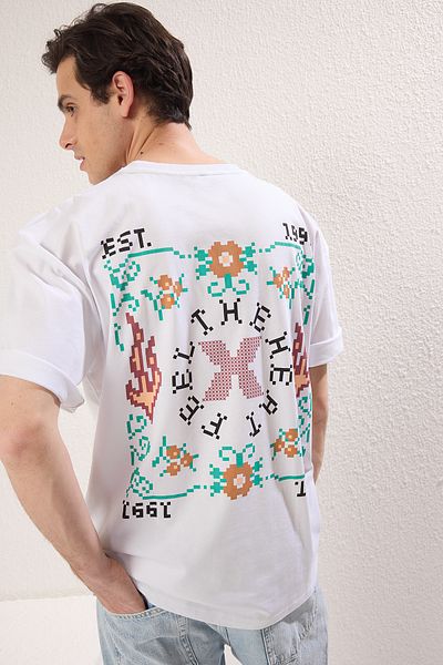 Trendyol Collection Υπερμεγέθη λευκό εμπριμέ βαμβακερό μπλουζάκι - TMNSS25TS00067