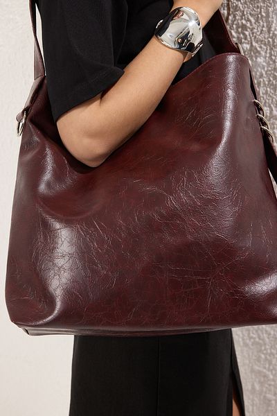 TRENDYOL SHOES Burgunderrote, faltige Kunstleder-Gürtelschnallentasche für Damen, Schultertasche TAKSS25OC00029