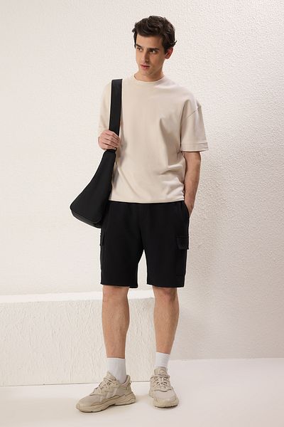 Trendyol Collection Schwarze Oversize-Shorts aus Gummi mit verstecktem Kordelzug TMNSS24SR00018