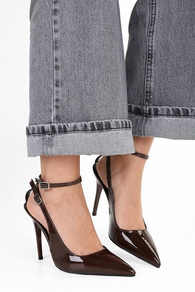 Shoeberry Damen-Stiletto „Mila Bitter Brown“ aus Lackleder mit Gürtel und Knöchelriemen
