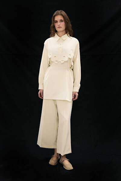 Hooopstore Πουκάμισο με κρέμα ποπλίνα με λεπτομέρεια κέντημα τριαντάφυλλο