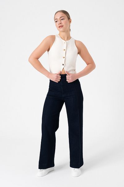 Merry Rise Buttoned White Crop Women's Knitwear Vest
