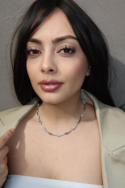 TAKIŞTIR قلادة VIP YSX بتفاصيل حجر فضي اللون