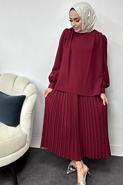 Tesettür Diyarı بدلة تنورة مطوية بخصر من نسيج الكريب مع تفاصيل دانتيل - عنابي