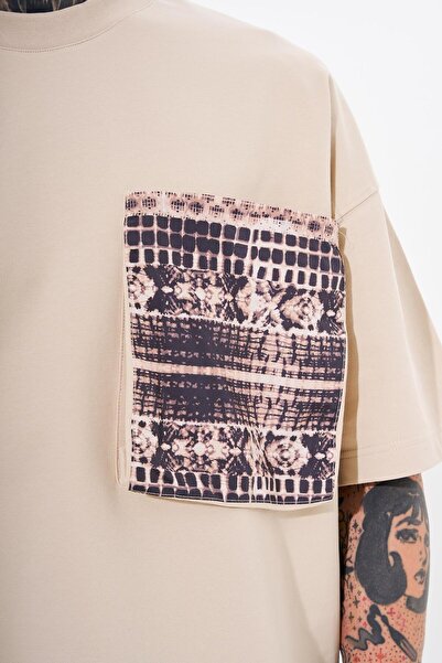 Machinist Ανδρικό μπλουζάκι με στάμπα με λεπτομέρεια τσέπης Oversize ανοιχτό μπεζ