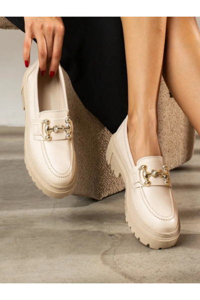 madamemuko Krem Renk Oval Burunlu Metal Tokalı Trak Tabanlı Kadın Bej Loafer