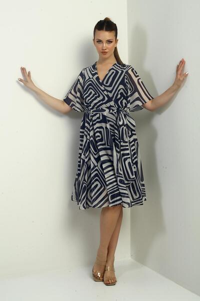 By Saygı Kadın Kruvaze Yaka Beli Kuşaklı Astarlı Geometrik Desen Şifon Elbise