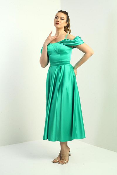 By Saygı Rochie lungă evazată din satin plisat, cu mâneci joase, cu bretele de frânghie