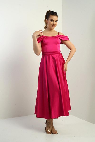 By Saygı Rochie lungă evazată din satin plisat, cu mâneci joase, cu bretele de frânghie