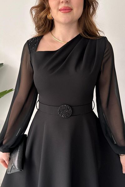 MaziButik Μαύρο φόρεμα με πέτρα ώμου και ζώνη