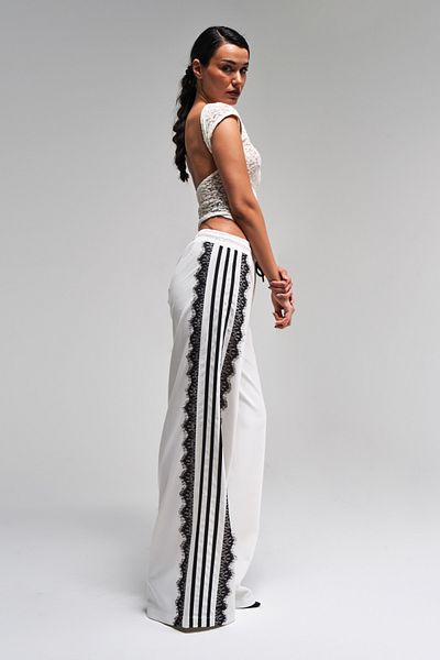 its basic Pantaloni de damă din țesătură cu design detaliat din dantelă cu dungi laterale de culoare albă