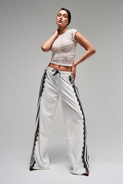 its basic Pantaloni de damă din țesătură cu design detaliat din dantelă cu dungi laterale de culoare albă