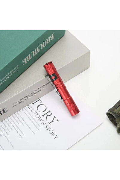 Choice مصباح يدوي صغير محمول أحمر اللون مزود بمشبك قلم ومصباح يدوي محمول للغاية يعمل بالجيب يستخدم بطارية AAA