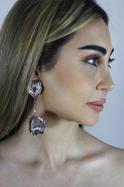 homet Pirinç Üzeri Gümüş Kaplama Doğadan İlham Alan Uzun Sallantılı Yaprak Model Çivi Küpe