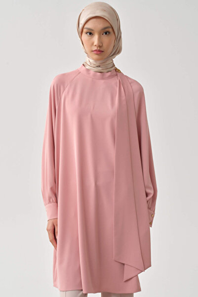 Tuğba Fular Yaka Broş Detaylı Tunik - Pudra