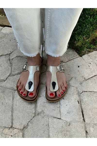 COMFORT OF PANTOFOLE Γυαλιστερό χρυσό - Λεπτομέρεια στο δάχτυλο