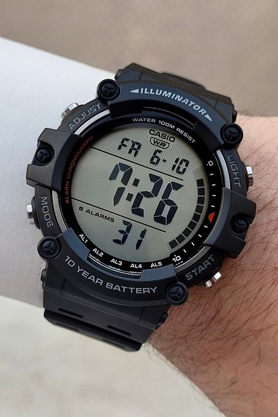 Casio ساعة يد رجالية مقاومة للماء من السيليكون بضمان لمدة عامين