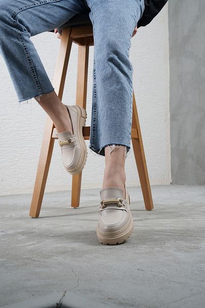 Beyond Pantofi mocasin cu bandă din piele bej pentru femei, talpă de 4,5 cm (Gc)