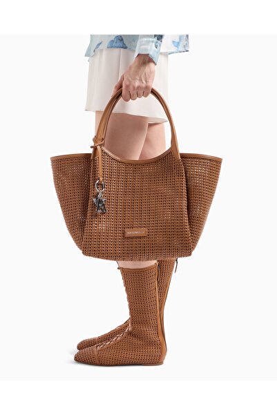 Emporio Armani حقيبة كتف نسائية بنية اللون بشعار معدني وإكسسوارات محبوكة ومقصورة داخلية قابلة للإزالة EW 001009