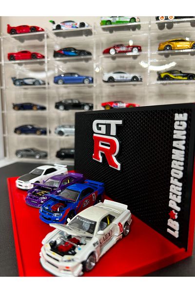 Figure Mood 1/64 Scale Gtr with Logo Diecast Diorama Red Vehicle Display Stand (Not Including Vehicles)