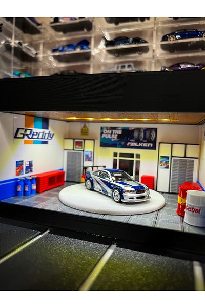 Figure Mood 1/64 Scale Lighted Need for Speed Revolving Platform Garage Diorama (Diecast Vehicles Not Included)