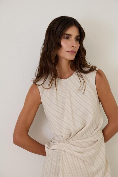 Setre Μπεζ φόρεμα με λεπτή λεπτομέρεια στη μέση, ριγέ φούστα, ασύμμετρο αμάνικο φόρεμα με λαιμόκοψη