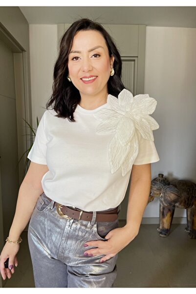 Butik Yakada Büyük Çiçek Detaylı Bisiklet Yaka Pamuklu Tshirt