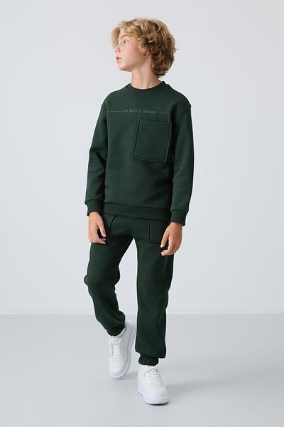 TOMMY LIFE Πεύκο πράσινο βαμβακερό χοντρό γούνινο εσωτερικό με απαλή υφή Standard Fit εμπριμέ αγορίστικη φόρμα - 1