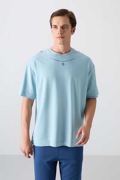 TOMMY LIFE Ανδρικό μπλουζάκι με στάμπα ανοιχτό μπλε βαμβακερό, μαλακή υφή, με εμπριμέ ανδρικό μπλουζάκι - 88343