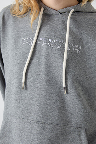 TOMMY LIFE Gri Melanj Kapüşonlu Kanguru Cep Oversize Lastik Paça Kadın Eşofman Takımı - 95288